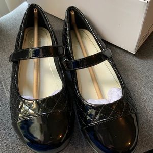 1901 Girls size 4 black paten leather flats